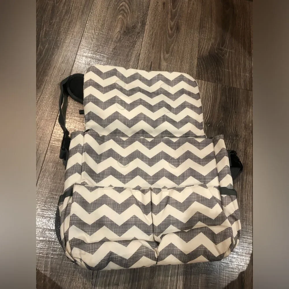 Baby Bag Skip Hop Chevron Patterned in Gray and White